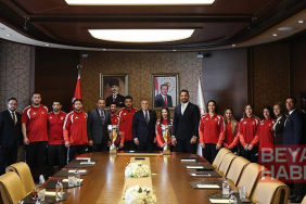 Bakan Bak, Milli güreşçileri kabul etti