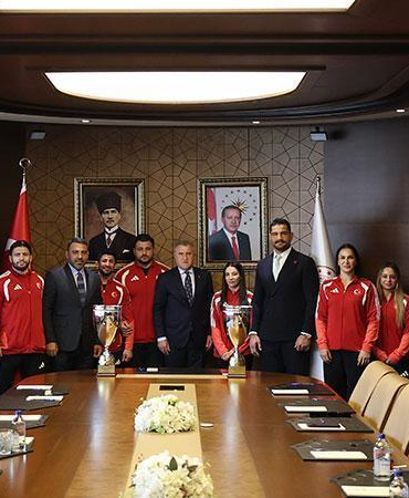 Bakan Bak, Milli güreşçileri kabul etti