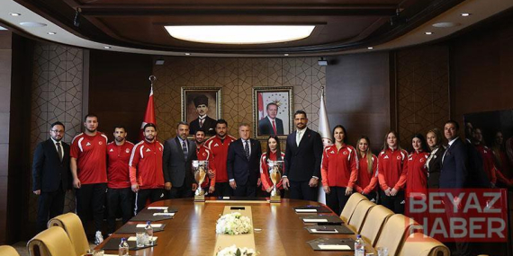 Bakan Bak, Milli güreşçileri kabul etti