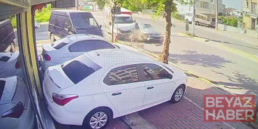 Kamyonet ile otomobilin çarpıştığı kaza kamerada; 2 yaralı
