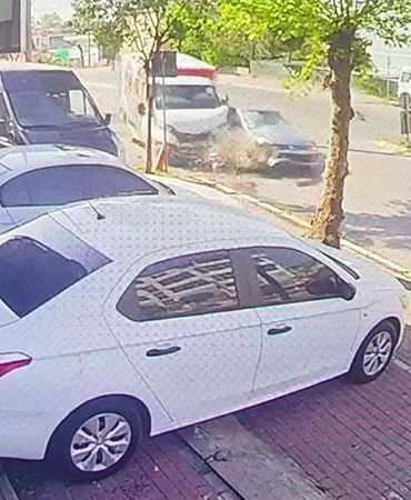 Kamyonet ile otomobilin çarpıştığı kaza kamerada; 2 yaralı