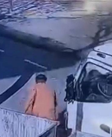 Avcılar’da kargo aracından cep telefonu hırsızlığı kamerada