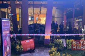 Otomobil kafedeki müşterilerin arasına daldı