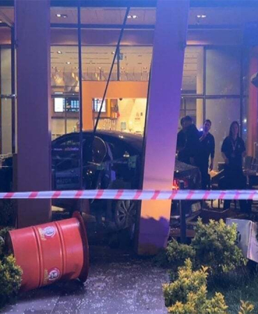 Otomobil kafedeki müşterilerin arasına daldı