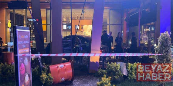 Otomobil kafedeki müşterilerin arasına daldı