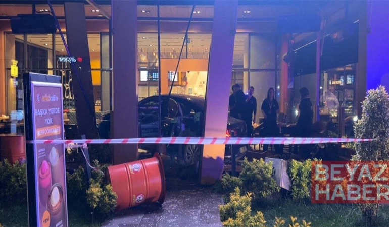 Otomobil kafedeki müşterilerin arasına daldı