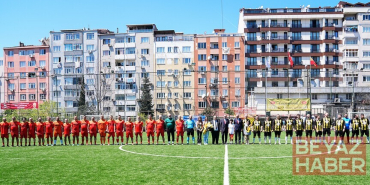 Yıllar sonra oynanan tarihi derbide dostluk kazandı