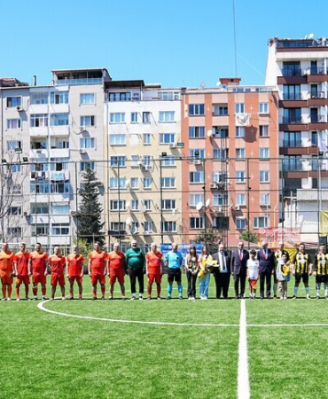 Yıllar sonra oynanan tarihi derbide dostluk kazandı