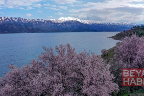 Hazar Gölü ziyaretçilerine baharın ve kışın renklerini bir arada sunuyor