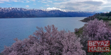 Hazar Gölü ziyaretçilerine baharın ve kışın renklerini bir arada sunuyor