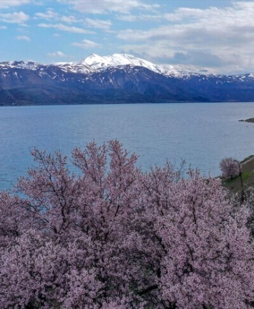 Hazar Gölü ziyaretçilerine baharın ve kışın renklerini bir arada sunuyor