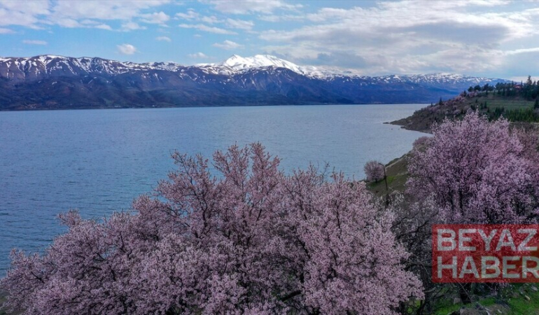 Hazar Gölü ziyaretçilerine baharın ve kışın renklerini bir arada sunuyor