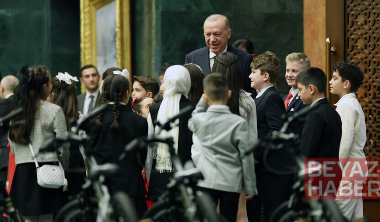 Cumhurbaşkanı Erdoğan çocuklarla bir araya geldi