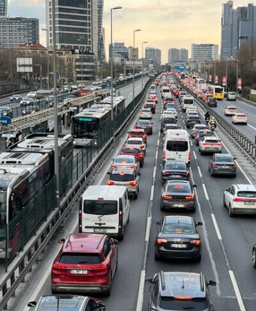 İstanbul'da akşam saatlerinde trafik yoğunluğu yüzde 87'ye yükseldi