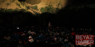 Avustralyalı ve Yeni Zelandalılar "Şafak Ayini" için Anzak Koyu'na geldi