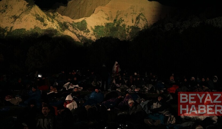 Avustralyalı ve Yeni Zelandalılar "Şafak Ayini" için Anzak Koyu'na geldi