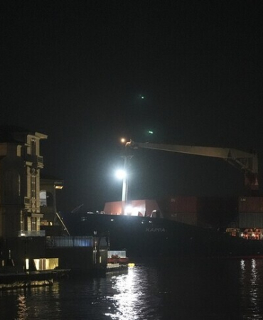 Sarıyer'de karaya oturan konteyner gemisi kurtarıldı