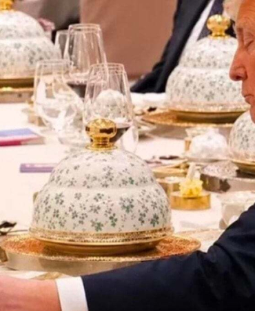 Şi masada kalktığı anda Trump, Şi'nin defterini karıştırdı
