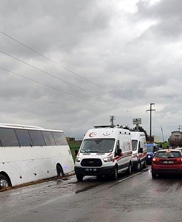1 Mayıs kutlamalarına giden işçileri taşıyan otobüs yoldan çıktı; 1 yaralı