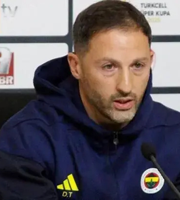 Domenico Tedesco, çiçek ve tezahüratlarla uğurlandı