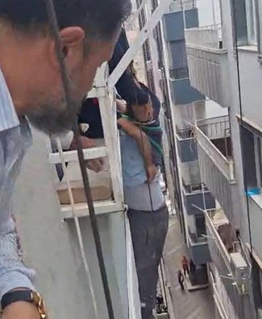 İnşaatta asansör kazası; işçilerden biri düştü, diğeri demirlere tutundu