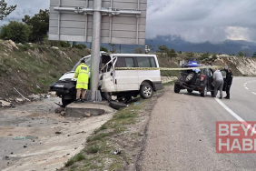 Minibüs, otomobile ve tabela direğine çarptı: 1 ölü
