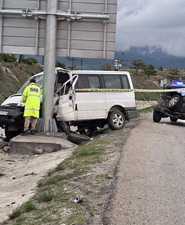 Minibüs, otomobile ve tabela direğine çarptı: 1 ölü