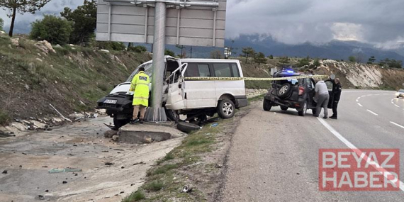 Minibüs, otomobile ve tabela direğine çarptı: 1 ölü