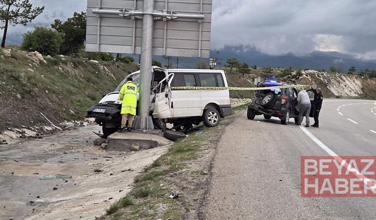 Minibüs, otomobile ve tabela direğine çarptı: 1 ölü