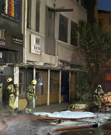 Bayrampaşa’da plastik malzeme satışı yapılan 5 katlı iş yerinde yangın