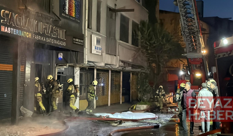 Bayrampaşa’da plastik malzeme satışı yapılan 5 katlı iş yerinde yangın