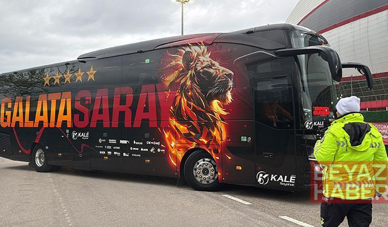 Samsunspor ve Galatasaray stadyuma geldi
