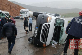 Malatya’da yolcu minibüsü devrildi: 12 yaralı