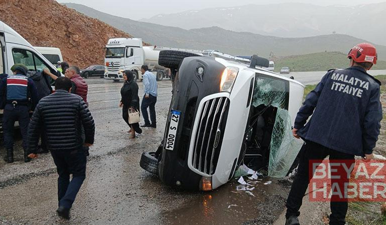 Malatya’da yolcu minibüsü devrildi: 12 yaralı