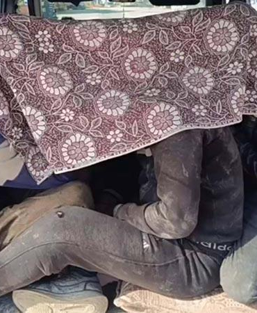 Hafif ticari araçtaki kaçak göçmenlere örtülü kamuflaj