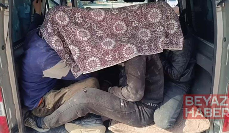 Hafif ticari araçtaki kaçak göçmenlere örtülü kamuflaj