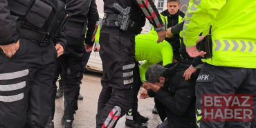 Polise direnen ehliyetsiz motosiklet sürücüsüne biber gazıyla müdahale
