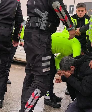 Polise direnen ehliyetsiz motosiklet sürücüsüne biber gazıyla müdahale