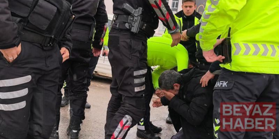 Polise direnen ehliyetsiz motosiklet sürücüsüne biber gazıyla müdahale