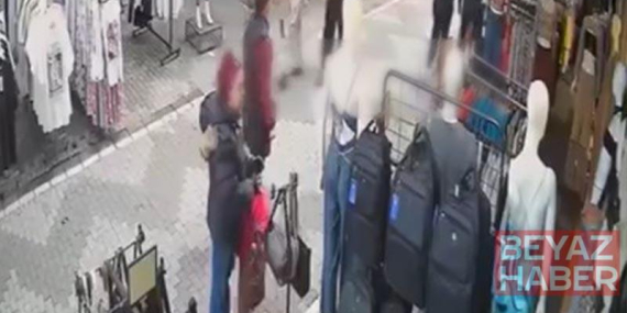 Kadıköy’de mağazanın önündeki çantanın çalındığı anlar kamerada