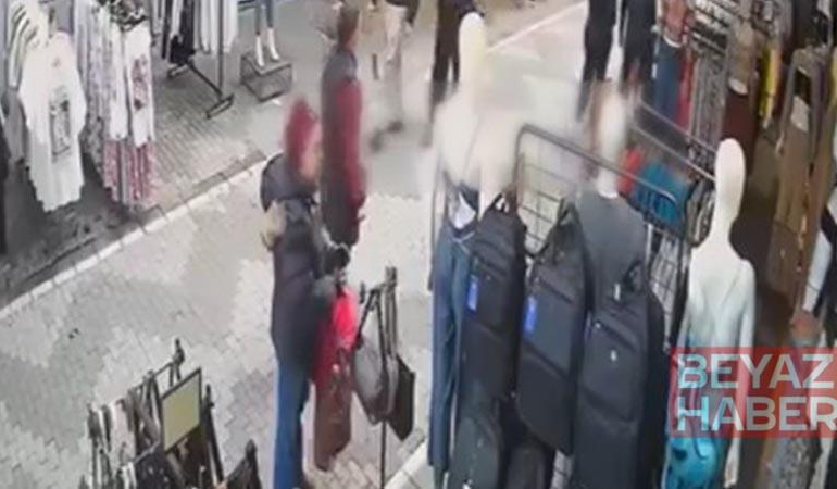 Kadıköy’de mağazanın önündeki çantanın çalındığı anlar kamerada