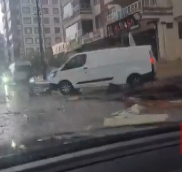 Gaziantep'te "süper hücre" fırtınası... Çatılar uçtu, dereler taştı