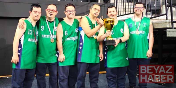 Hayatın Artı Biri Spor Kulübü kupasını aldı