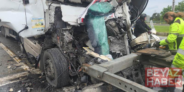 TIR, kırmızı ışıkta bekleyen tankere çarptı: 1 ölü