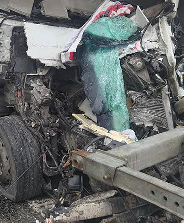 TIR, kırmızı ışıkta bekleyen tankere çarptı: 1 ölü