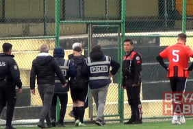 Sahaya girip orta hakeme yumruk atan futbolcu serbest kaldı, kulübüyle ilişiği kesildi