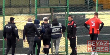 Sahaya girip orta hakeme yumruk atan futbolcu serbest kaldı, kulübüyle ilişiği kesildi
