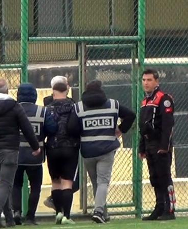 Sahaya girip orta hakeme yumruk atan futbolcu serbest kaldı, kulübüyle ilişiği kesildi