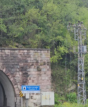 Heyelan nedeniyle kopan kaya ve dal parçaları elektrik hattını kopardı