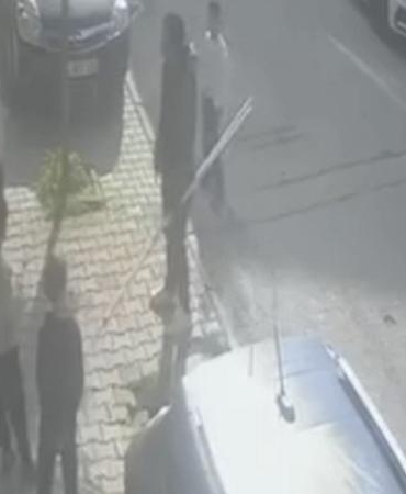 Arnavutköy’de sokakta oynayan çocuklara saldırıp elindeki bıçakla kapıya dayandı; şüpheli kamerada